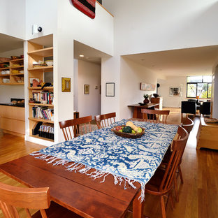 Offenes, Großes Modernes Esszimmer ohne Kamin mit weißer Wandfarbe, dunklem Holzboden und braunem Boden in Seattle