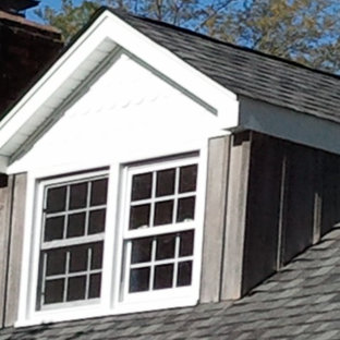 Mittelgroßes, Zweistöckiges, Graues Country Haus mit Holzfassade in New York