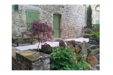 Design ideas for a small asian front yard garden in Montpellier with a garden path and gravel.