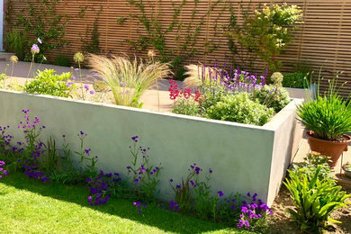 Inspiration for a contemporary back garden in Hertfordshire.