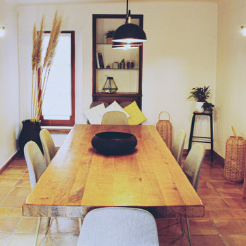 Décoration d'un salon et d'une salle à manger rustiques dans un mas provençal