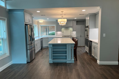 Kitchen - traditional kitchen idea in Dallas