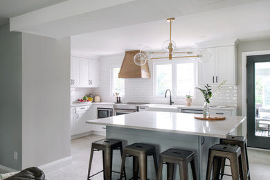 Kitchen - contemporary kitchen idea in Ottawa