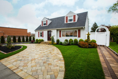 Example of a mountain style home design design in New York