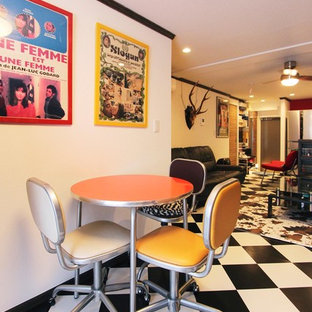 東京23区のエクレクティックスタイルのおしゃれなダイニング (白い壁、マルチカラーの床) の写真