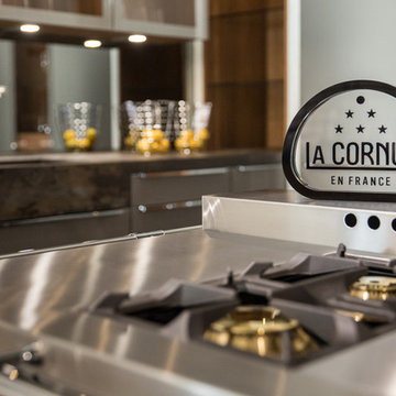 Edle Wohnküche mit Materialmix aus Holz und Edelstahl