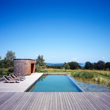 Holzbadehaus mit Schwimmteich