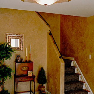 Exempel på en mellanstor eklektisk foajé, med flerfärgade väggar, kalkstensgolv, en dubbeldörr och mörk trädörr