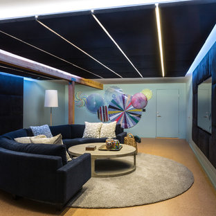 Inspiration pour une salle de cinéma nordique de taille moyenne et fermée avec un mur bleu, un sol en liège, un téléviseur fixé au mur et un sol marron.