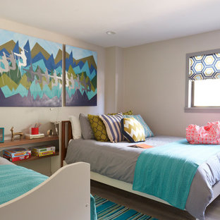 Immagine di una camera da letto moderna di medie dimensioni con pareti grigie, pavimento in legno verniciato e pavimento grigio