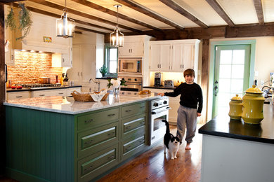 Kitchen - traditional kitchen idea in Philadelphia