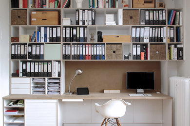 Wandfüllendes Büroregal mit integriertem Schreibtisch und vielen Funktionen