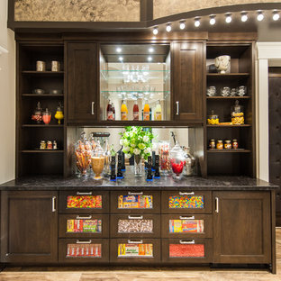 Idée de décoration pour une grande salle de cinéma tradition fermée avec un mur beige, un sol en bois brun et un sol marron.