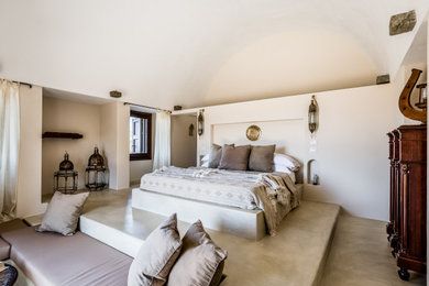 他の地域にある地中海スタイルのおしゃれな寝室のレイアウト