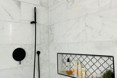 Modelo de cuarto de baño principal moderno grande con ducha doble, baldosas y/o azulejos blancos, baldosas y/o azulejos de porcelana y ducha con puerta corredera