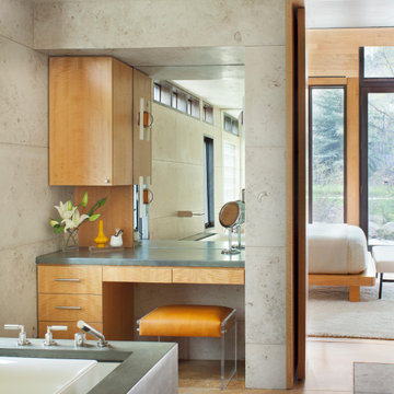 Bay Street: Bathroom