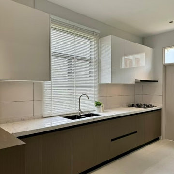 L-Shaped Two-Tone Dry Kitchen – White Gloss Upper + Wood Grain Base Cabinet Syst
