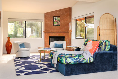 サンディエゴにある広いミッドセンチュリースタイルのおしゃれな主寝室 (白い壁、カーペット敷き、コーナー設置型暖炉、石材の暖炉まわり、グレーの床、三角天井) のインテリア