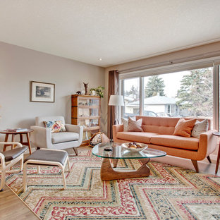 Inredning av ett modernt vardagsrum, med ett finrum, flerfärgade väggar, ljust trägolv och beiget golv