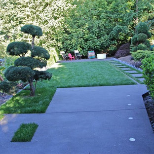 Aménagement d'un aire de jeux d'extérieur arrière classique de taille moyenne avec une exposition partiellement ombragée et des pavés en béton.