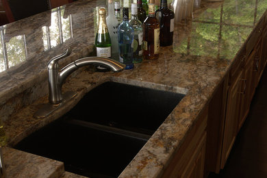 Home bar - traditional home bar idea in Cleveland