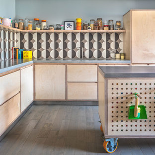 Imagen de cocina comedor en L, ecléctica, de tamaño medio, con fregadero de un seno, armarios con paneles lisos, puertas de armario de madera clara, encimera de cemento, salpicadero multicolor, salpicadero de azulejos de cerámica, suelo de madera clara, una isla, suelo gris y encimeras grises
