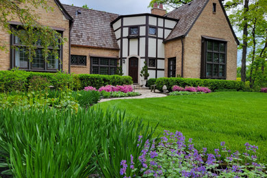 Inspiration for a mid-sized eclectic front yard full sun garden for spring in Chicago with natural stone pavers.