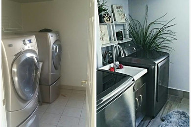 Imagen de lavadero multiusos pequeño con puertas de armario en acero inoxidable, paredes grises, suelo de baldosas de porcelana, lavadora y secadora juntas y suelo gris