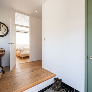 他の地域のラスティックスタイルのおしゃれな玄関の写真