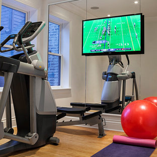 シカゴの中サイズのトラディショナルスタイルのおしゃれなヨガスタジオ (白い壁、竹フローリング) の写真