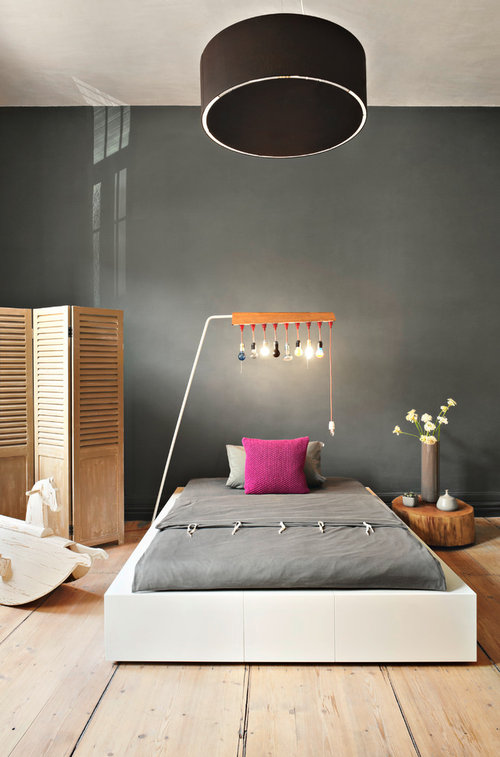 Bett in Wohn- und Schlafzimmer