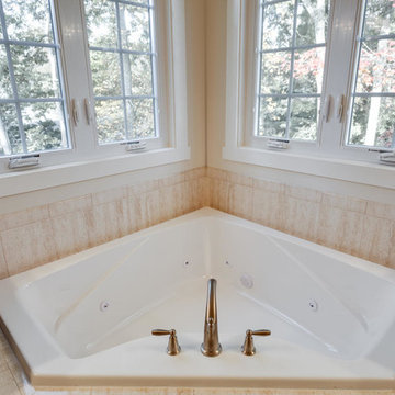 Large Corner Soaker Tub w/Massaging Jets