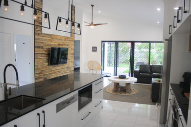 Example of a minimalist home design design in Townsville