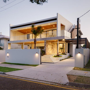 Modelo de fachada de casa multicolor, marinera, grande, de una planta, con revestimiento de hormigón y tejado plano