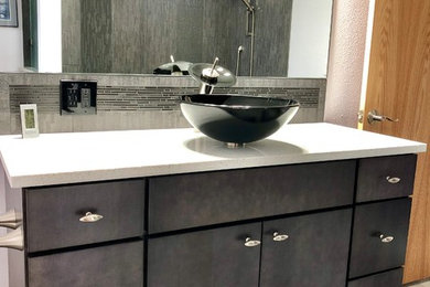 Example of a minimalist bathroom design in Seattle