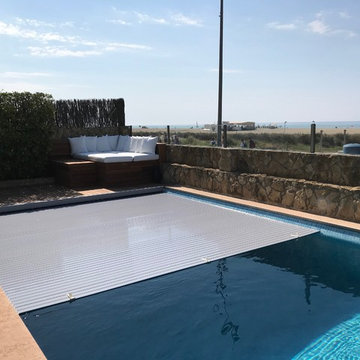 Una piscina frente al mar