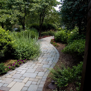 Idée de décoration pour un jardin tradition avec une entrée ou une allée de jardin et des pavés en béton.