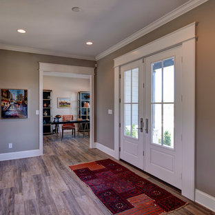 Exempel på en stor eklektisk foajé, med beige väggar, vinylgolv, en dubbeldörr, en svart dörr och brunt golv