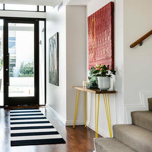 パースの片開きドアコンテンポラリースタイルのおしゃれな玄関ホール (白い壁、濃色無垢フローリング、ガラスドア) の写真