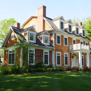 シンシナティのトラディショナルスタイルのおしゃれな家の外観 (木材サイディング、腰折れ屋根、茶色い外壁、戸建、板屋根) の写真