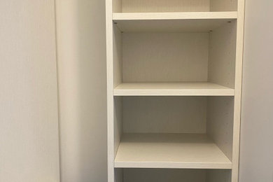 Inspiration for a modern closet remodel in Montreal