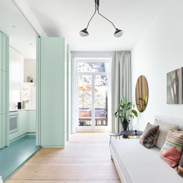 REFLEX-RELAX STUDIO - Wohnen mit Blick in Küche, Tür offen