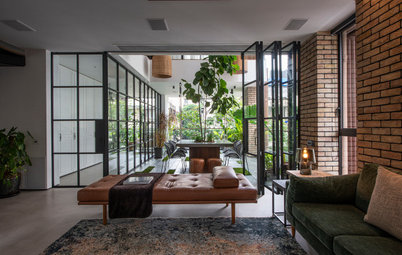 Mumbai Houzz: A Central Courtyard Opens Up a City Flat to Nature