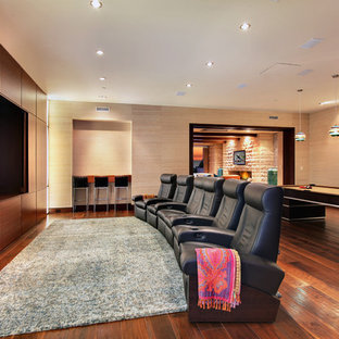 Inspiration för moderna hemmabio, med brunt golv