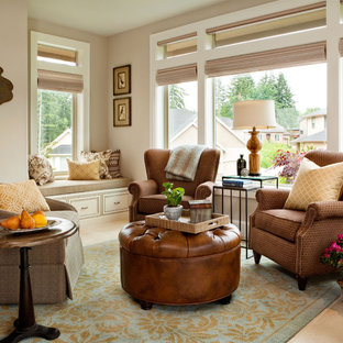 Foto di un piccolo soggiorno tradizionale con pareti beige