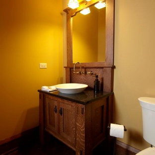 Bäder mit Schrankfronten im Shaker-Stil und gelber ...