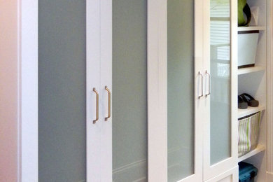 Example of a trendy entryway design in Chicago