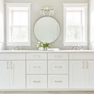 Bäder mit hellem Holzboden und Quarzit-Waschtisch Ideen, Design