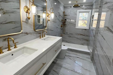 ニューヨークにある高級な中くらいなおしゃれなマスターバスルーム (白いキャビネット、アルコーブ型シャワー、アンダーカウンター洗面器、オープンシャワー、白い洗面カウンター、ニッチ、洗面台2つ、フローティング洗面台) の写真