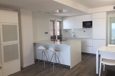 Minimalist kitchen photo in Valencia